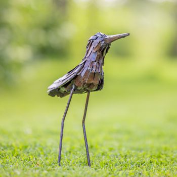 Metalen tuinbeeld van een steltloper, gemaakt door een Afrikaanse kunstenaar. 